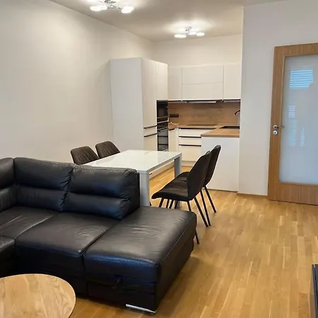 Apartment Holesovice,balkon,garaz