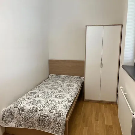 Holesovice,balkon,garaz